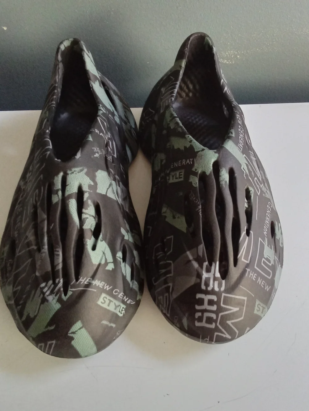 Graphic Print Foam Runner Clogs Dark Grey Sage Green Slip On Shoes